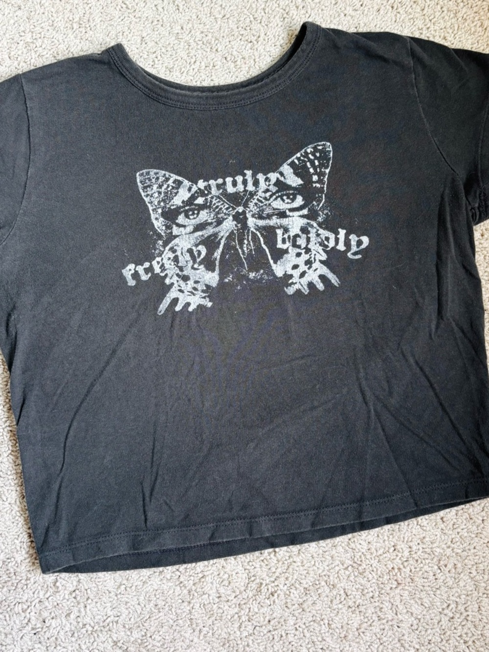 hollister dark grey butterfly graphic cropped baby tee - Picture 5 of 11